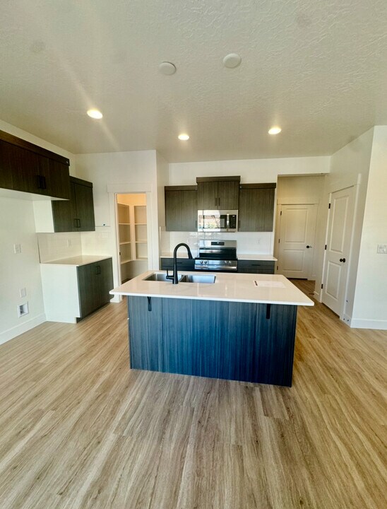 5719 S Weehawken Ln in Saint George, UT - Building Photo