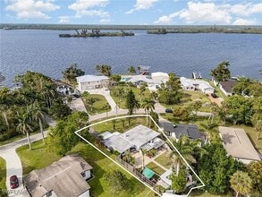 4464 E Riverside Dr in Ft. Myers, FL - Building Photo - Building Photo