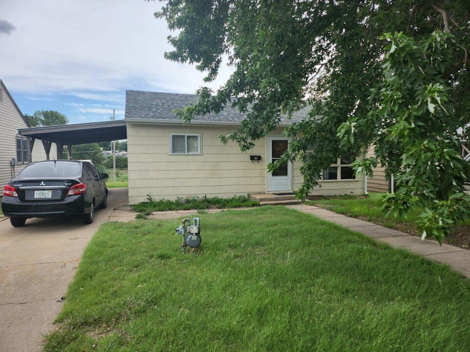 321 Chase Ave in Wakeeney, KS - Building Photo