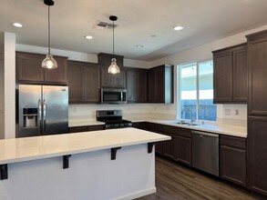 1547 Hutchison Valley Dr in Woodland, CA - Building Photo - Building Photo
