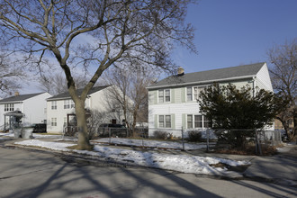 Long Island Place Apartments in Milwaukee, WI - Building Photo - Building Photo