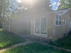 2130 Old Paris Rd in Lexington, KY - Foto de edificio - Building Photo