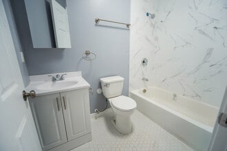 8116 3rd St in Downey, CA - Foto de edificio - Building Photo