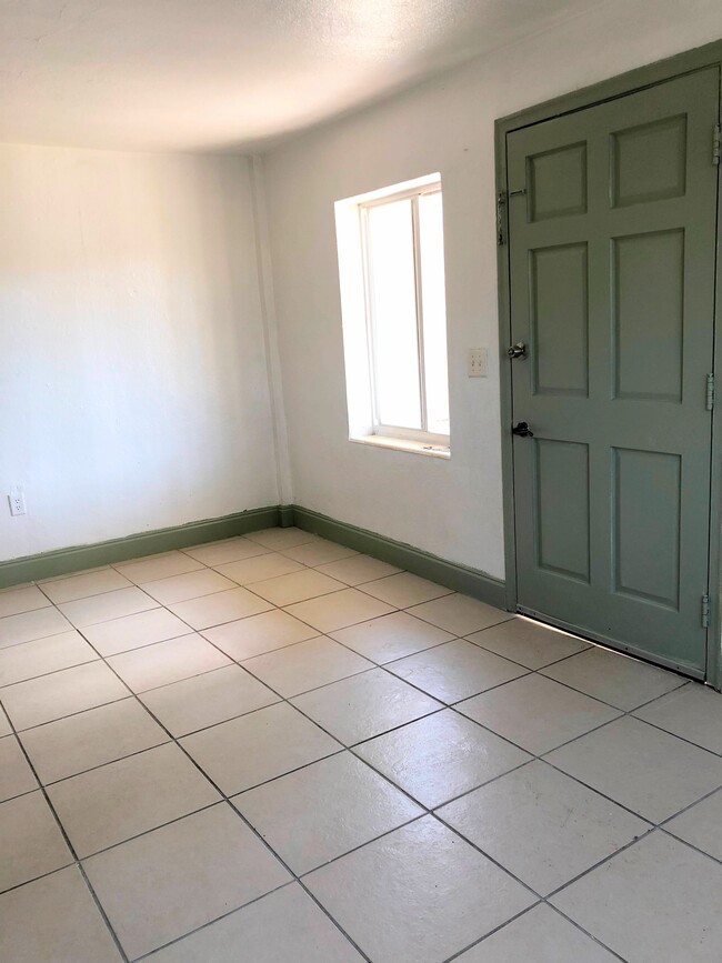 2144 SW 17th St, Unit 1 in Miami, FL - Foto de edificio - Building Photo