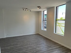 1461 W Fullerton Ave, Unit 2 F in Chicago, IL - Building Photo - Building Photo