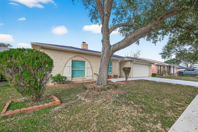 10006 Towne Tower Ln in Sugar Land, TX - Building Photo - Building Photo