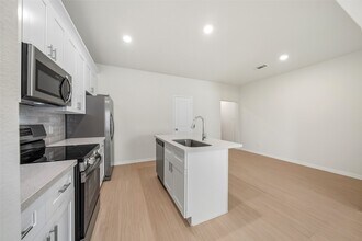 712 W Dallas St in Conroe, TX - Foto de edificio - Building Photo