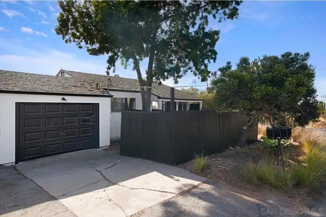 2610 Helix St in Spring Valley, CA - Foto de edificio