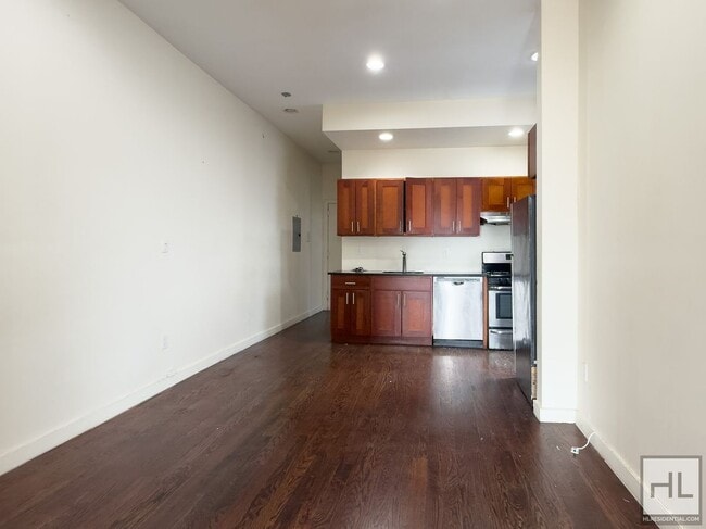 NOSTRAND AVENUE / Spacious 4-bed, 1-bath / in Brooklyn, NY - Building Photo - Building Photo