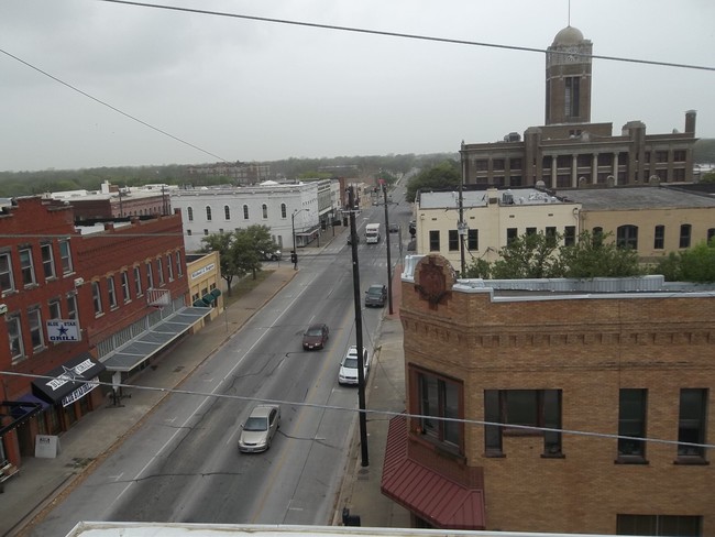 201-205 E Chambers St in Cleburne, TX - Building Photo - Other