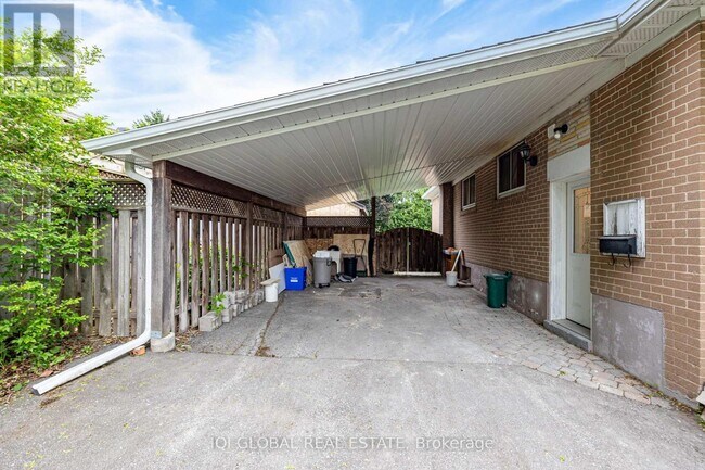 10 Holman Crescent in Aurora, ON - Building Photo - Building Photo
