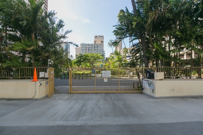 435 Seaside Ave in Honolulu, HI - Building Photo - Building Photo