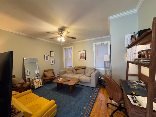 327 High St in Bristol, RI - Foto de edificio - Building Photo