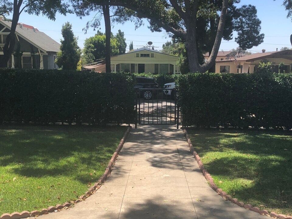 433 W Windsor Rd in Glendale, CA - Foto de edificio
