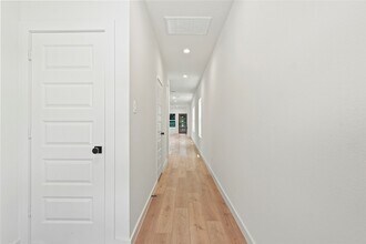 420 N Moore St, Unit 817 in Dallas, TX - Building Photo - Building Photo