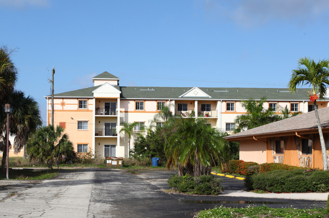 Mariner's Landing Apartments in Ft. Myers, FL - Building Photo - Building Photo