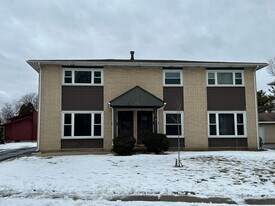 350 1st Ct in Crystal Lake, IL - Building Photo