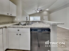 828 Cape Cod Cir in Valrico, FL - Building Photo - Building Photo