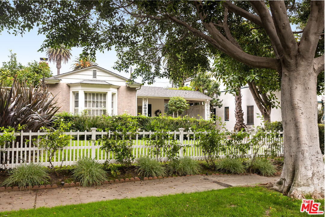 2222 Camden Ave in Los Angeles, CA - Building Photo