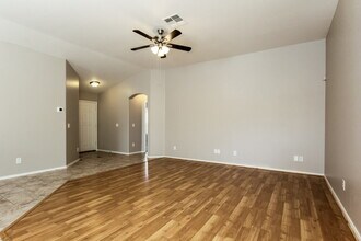 2125 E Danbury Rd in Phoenix, AZ - Foto de edificio - Building Photo