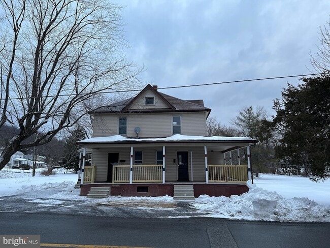 11 Myers Rd in Berkeley Springs, WV - Foto de edificio - Building Photo