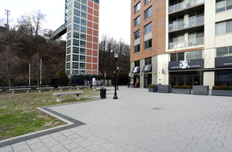 Metro Stop in Hoboken, NJ - Foto de edificio - Building Photo