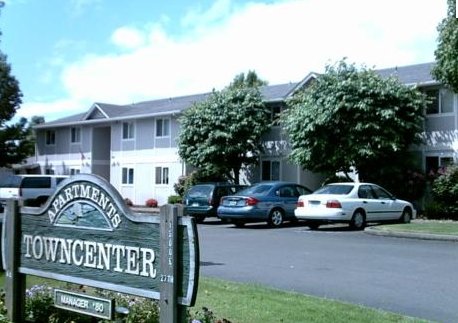 Town Center Apartments in McMinnville, OR - Building Photo