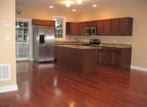 330 Maple Ave in Westbury, NY - Building Photo - Building Photo