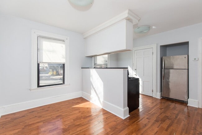 1371 Chapel St in New Haven, CT - Building Photo - Building Photo