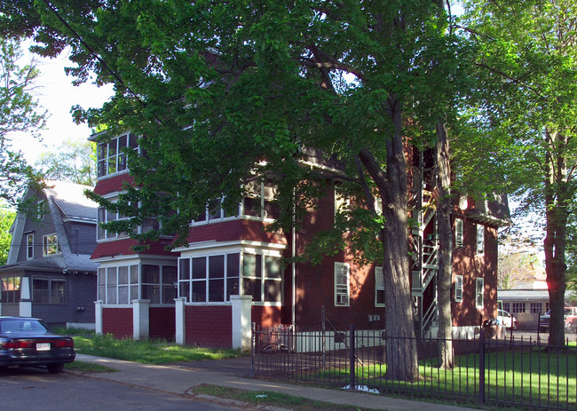 77 Elm St in Chicopee, MA - Foto de edificio - Building Photo