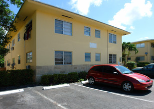 1775 NE 116th Rd in Miami, FL - Foto de edificio - Building Photo