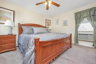 10 Leanore Dr in Farmingdale, NY - Building Photo