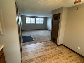 4831 Tama St, Unit 1 in Marion, IA - Building Photo - Building Photo