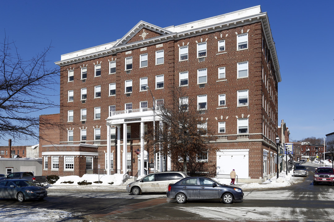 Colonial Apartments in Gardner, MA - Foto de edificio