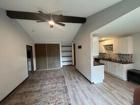 1015 11th Ave S, Unit 6 in Hopkins, MN - Building Photo