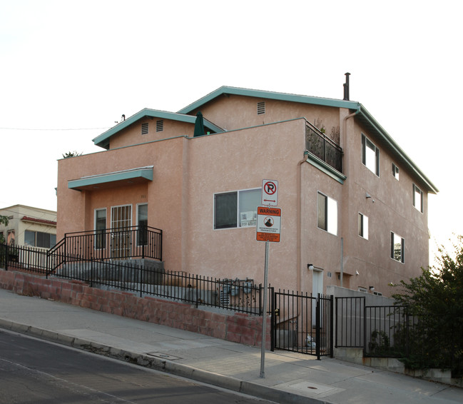 988 White Knoll Dr in Los Angeles, CA - Building Photo - Building Photo