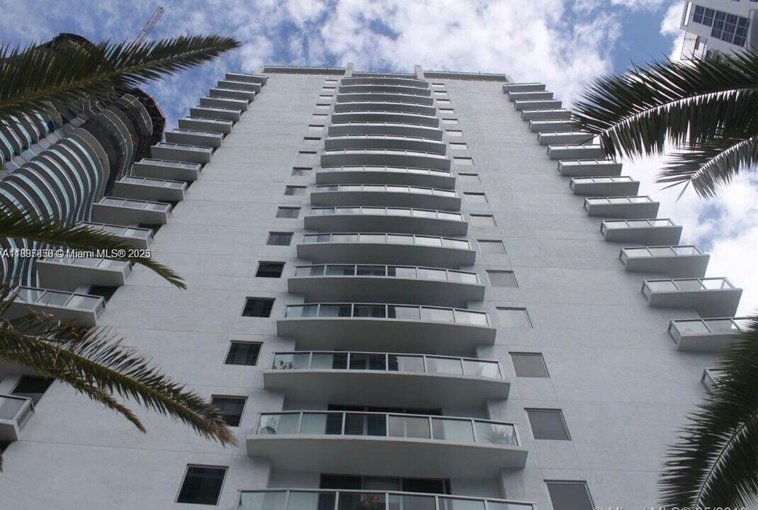 1050 Brickell Ave, Unit 1618 in Miami, FL - Building Photo