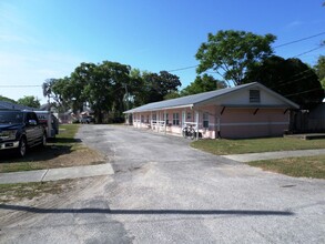 Two Rivers Inn in Dunnellon, FL - Building Photo - Building Photo