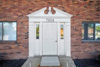 7904 Camelot Ln in St. Louis, MO - Building Photo - Building Photo