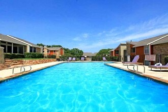 Bedford Oaks in Bedford, TX - Foto de edificio - Building Photo