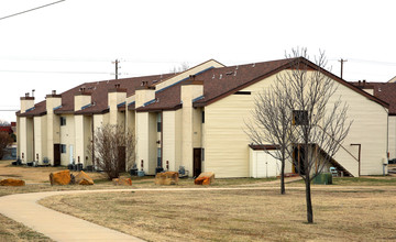 Quail Creek Villas in Tulsa, OK - Building Photo - Building Photo