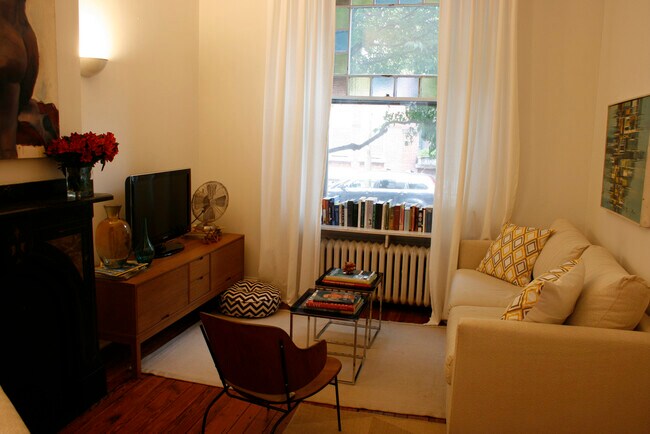 826 N Woodstock St, Unit 1 in Philadelphia, PA - Foto de edificio - Building Photo
