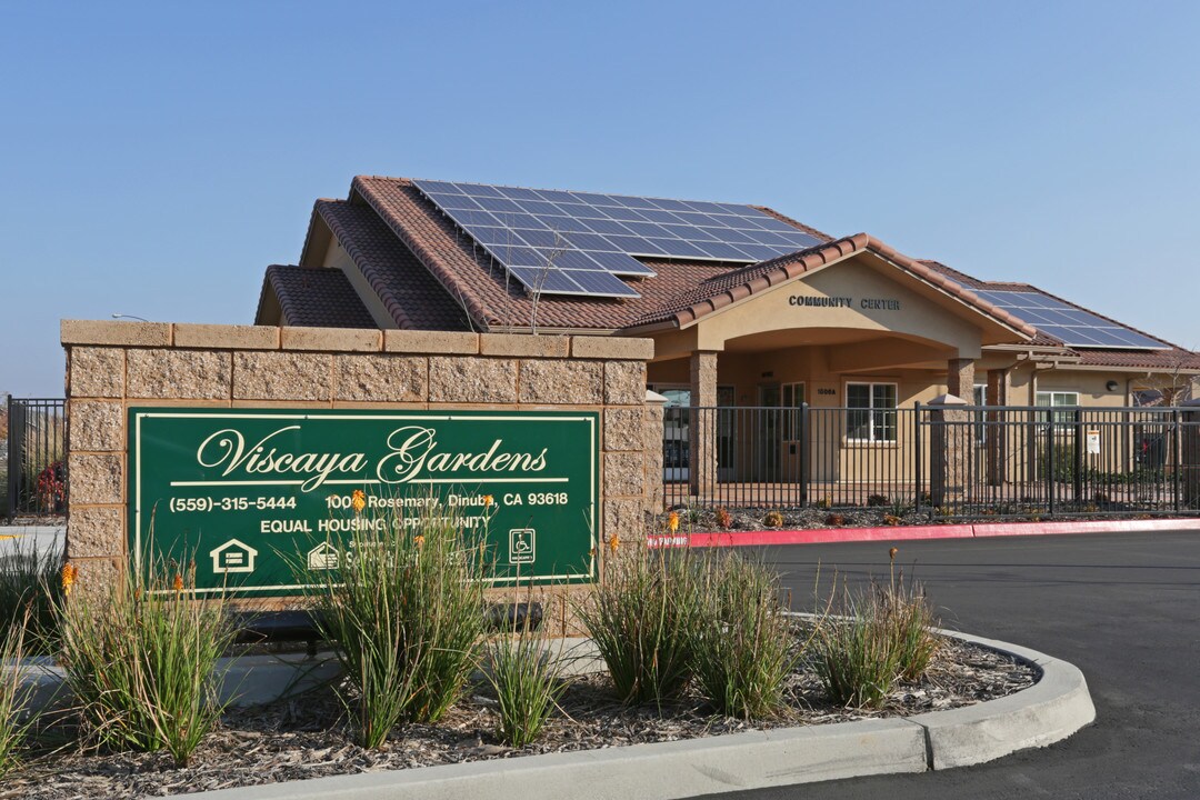 Viscaya Gardens in Dinuba, CA - Foto de edificio