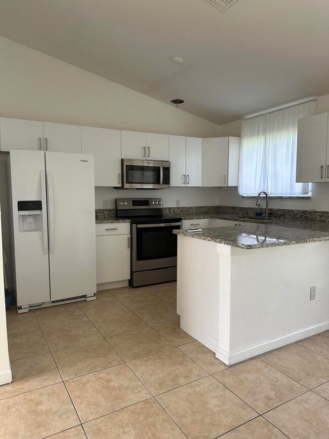 2020 SW Beekman St in Port St. Lucie, FL - Building Photo - Building Photo