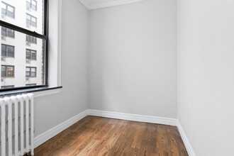 326 E 35th St, Unit 55 in New York, NY - Building Photo - Building Photo