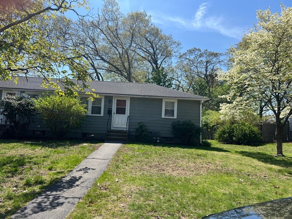 52 Fottler Rd in Hingham, MA - Building Photo