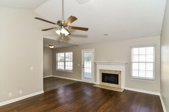 7045 S Hampton Blvd in Nashville, TN - Foto de edificio - Building Photo