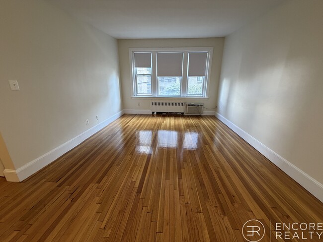 33 Lancaster Terrace in Brookline, MA - Foto de edificio - Building Photo