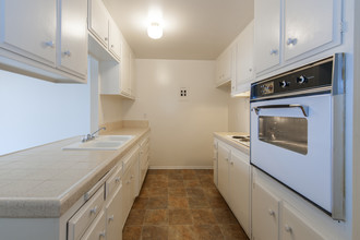 Mauna Loa Evergreen Apartments L.L.C in Fullerton, CA - Building Photo - Building Photo