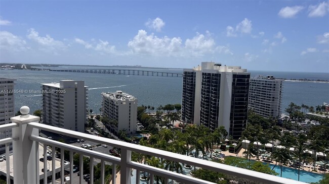 185 SE 14th Terrace in Miami, FL - Building Photo - Building Photo